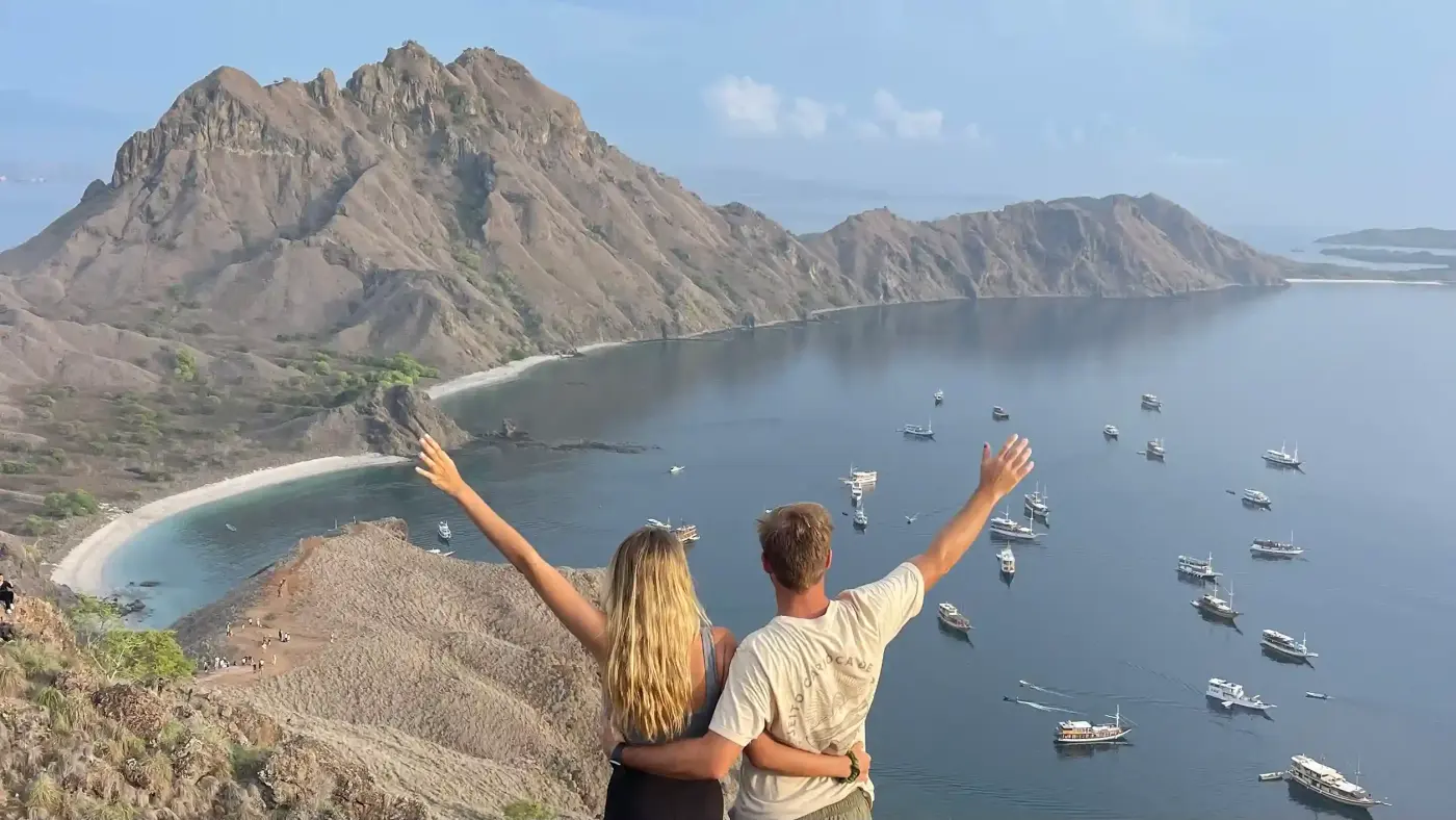 Visitors on the Padar Island ridge